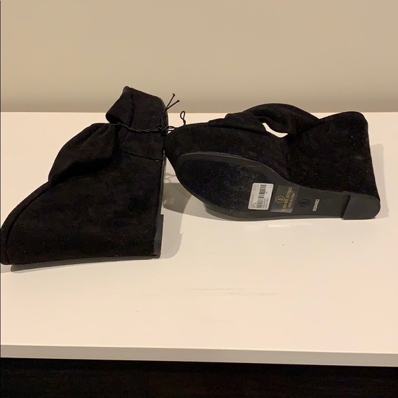 NWOT black suede platform shoes - Picture 4 of 4